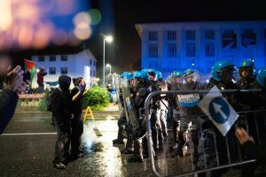++ Manifestanti Pro Pal A Udine Con Transenne Contro Blindati ++