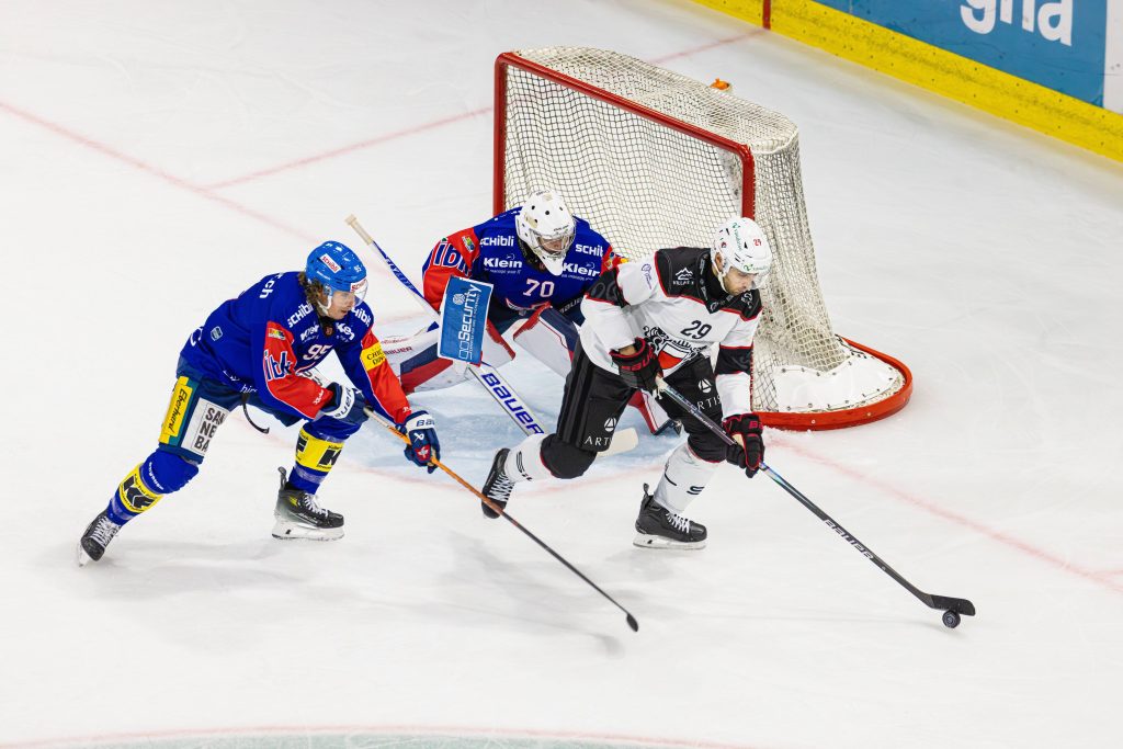 Ice hockey, Eishockey NL, EHC Kloten - Lausanne HC, Kloten, Switzerland Kloten, Switzerland, 1st Nov 2025: Defender 95 N